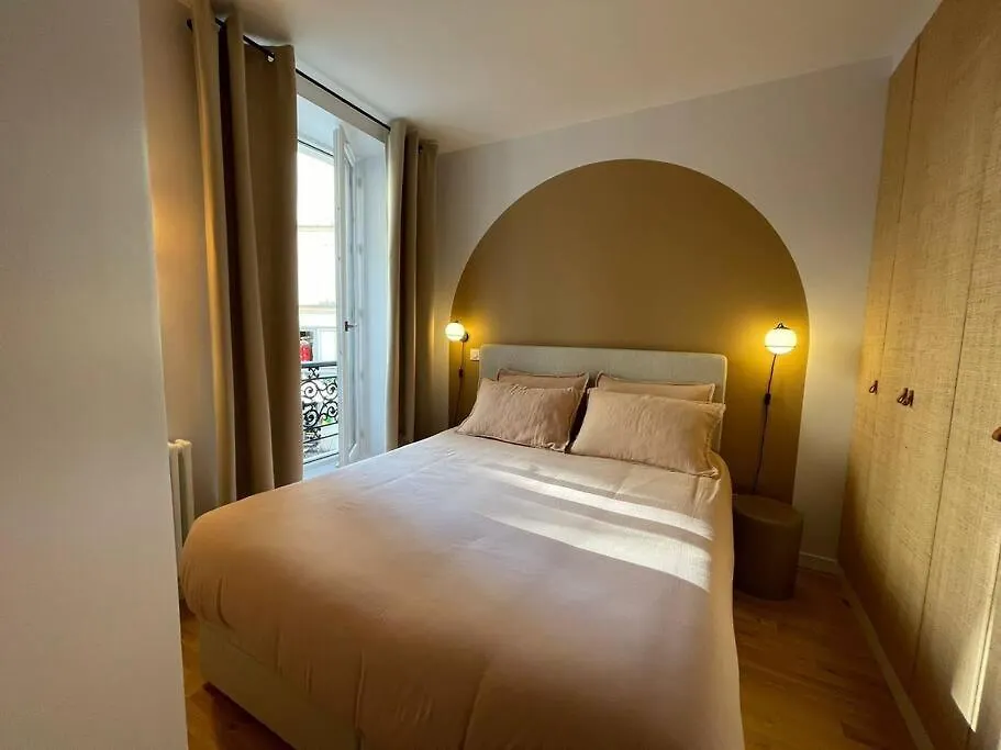 Marais - Bright One-bedroom Decorated With Taste